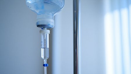 Капельница крупным планом в больничной палате